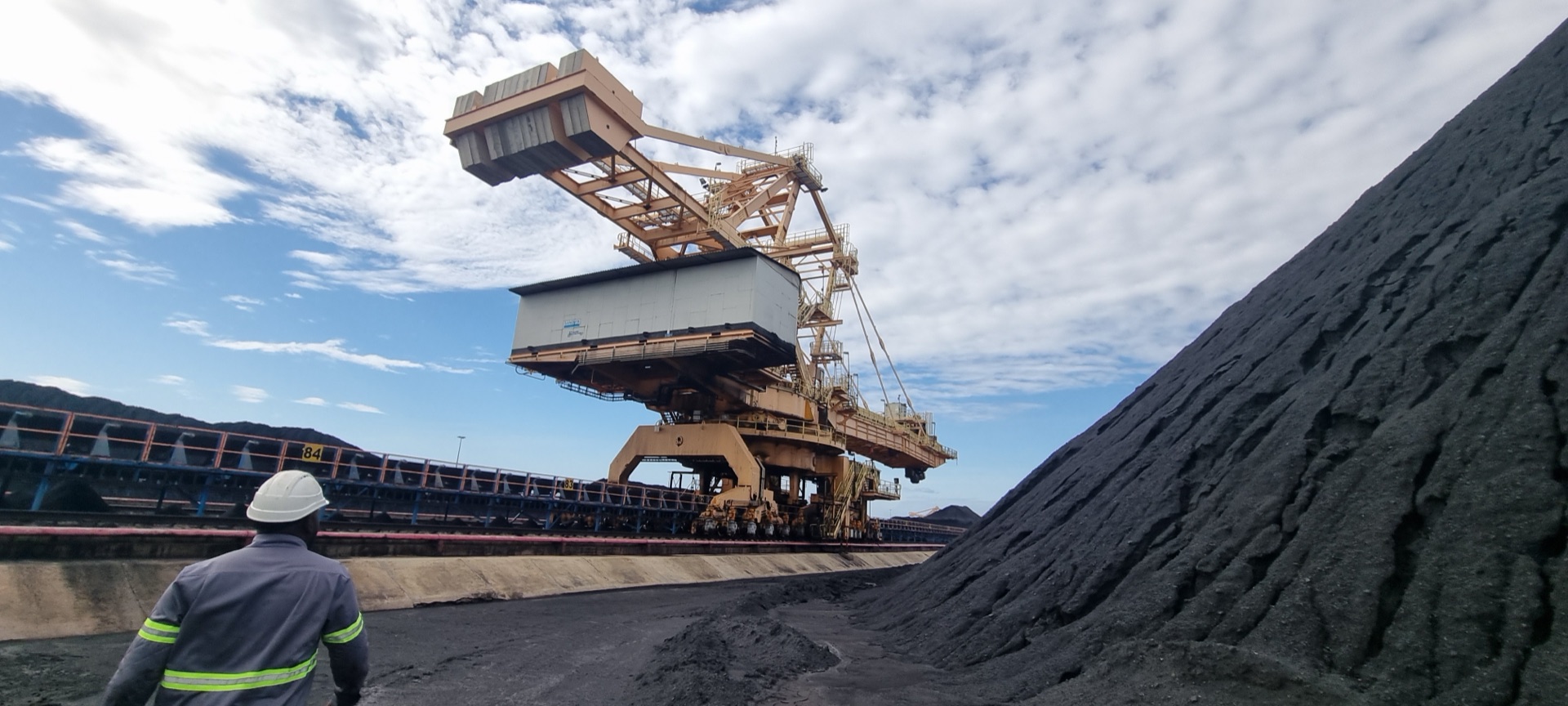 Bulk material handling system — conveyor and spreader